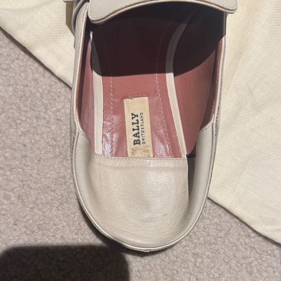 Bally authentic Cream Leather Loafers with Gold Accent shoes - Picture 5 of 8